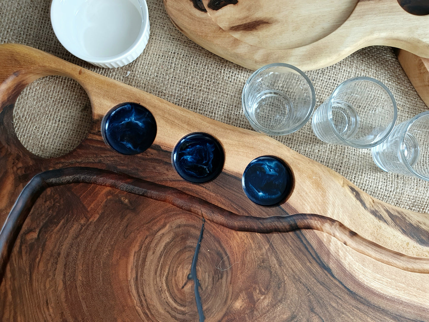 Platou pentru sevit din lemn de nuc, cu frezare pentru shoturi si sosiere.