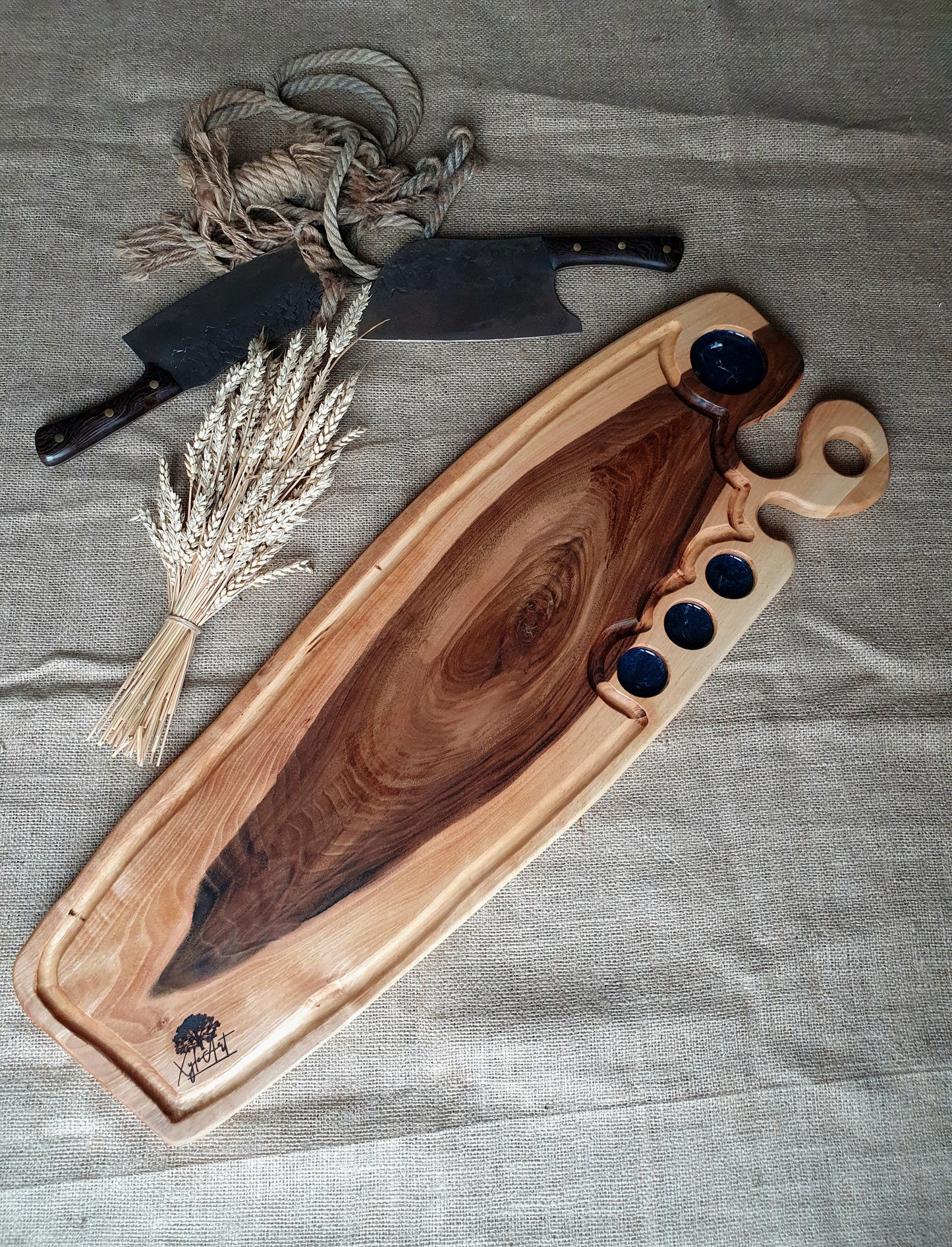 Tocător/Platou pentru servire din lemn de nuc, cu frezare pentru shoturi, sosiera si canal pentru scurgerea grăsimilor.