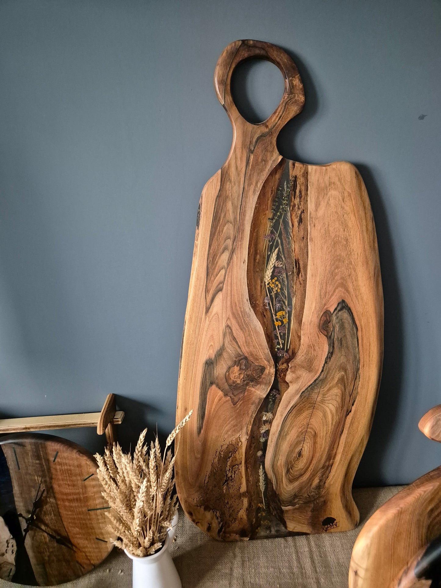 Platou pentru servire din lemn de nuc si rasina epoxidica