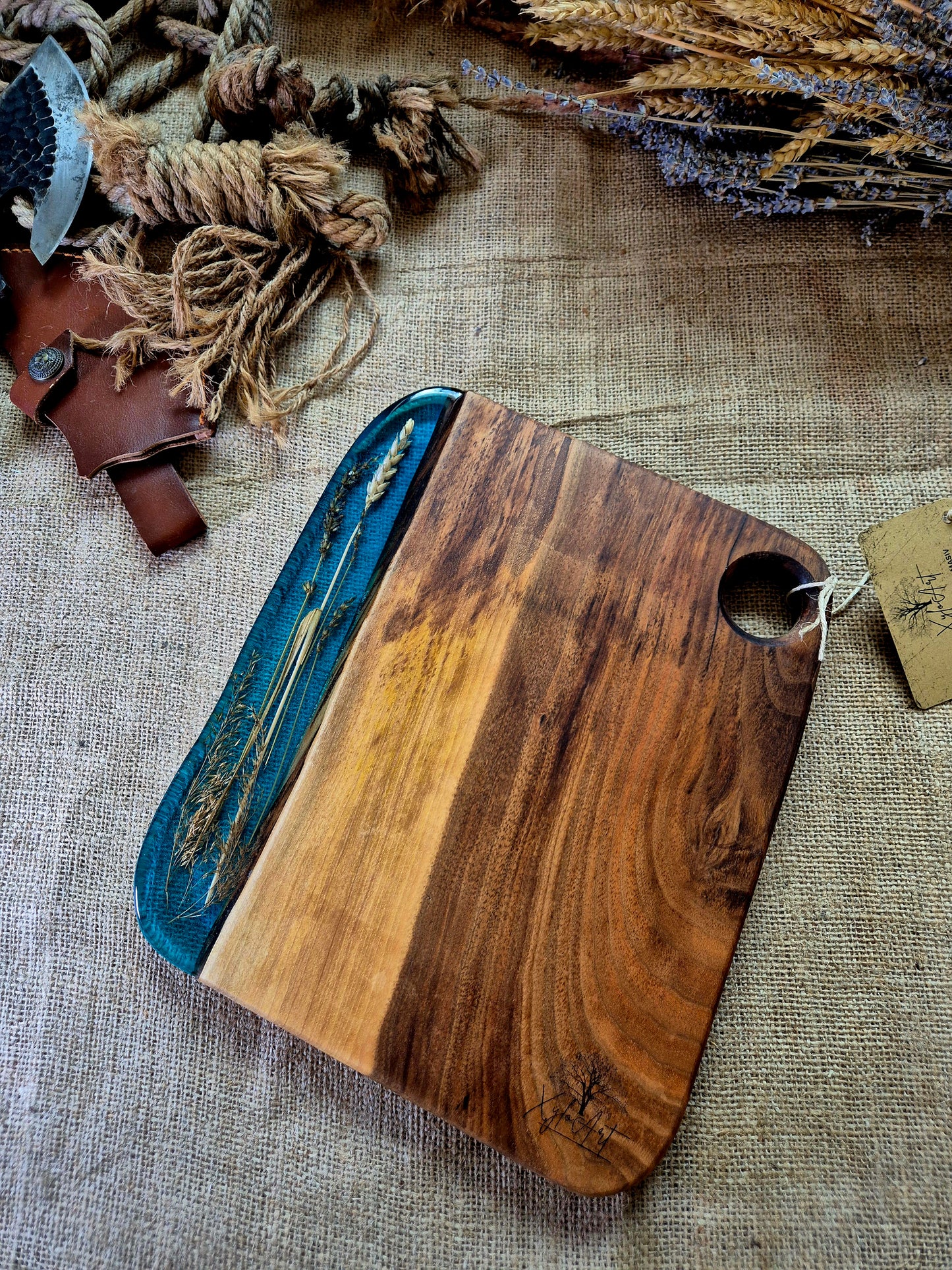 Platou pentru servire din lemn masiv de nuc si rasina epoxidica