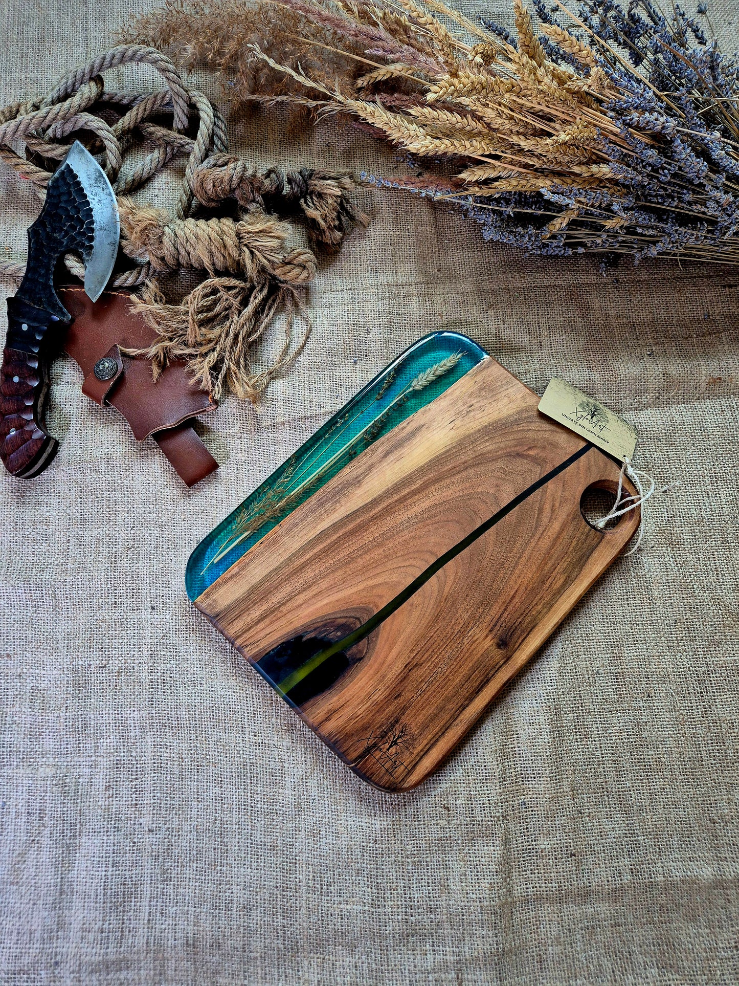 Platou pentru servire din lemn masiv de nuc si rasina epoxidica