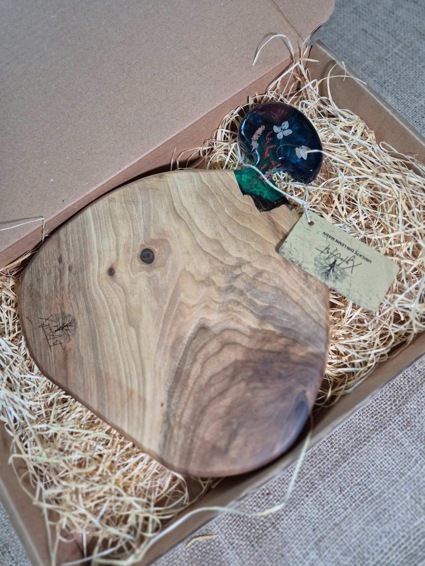 Tocator/platou pentru servire din lemn de nuc si rășină epoxidică