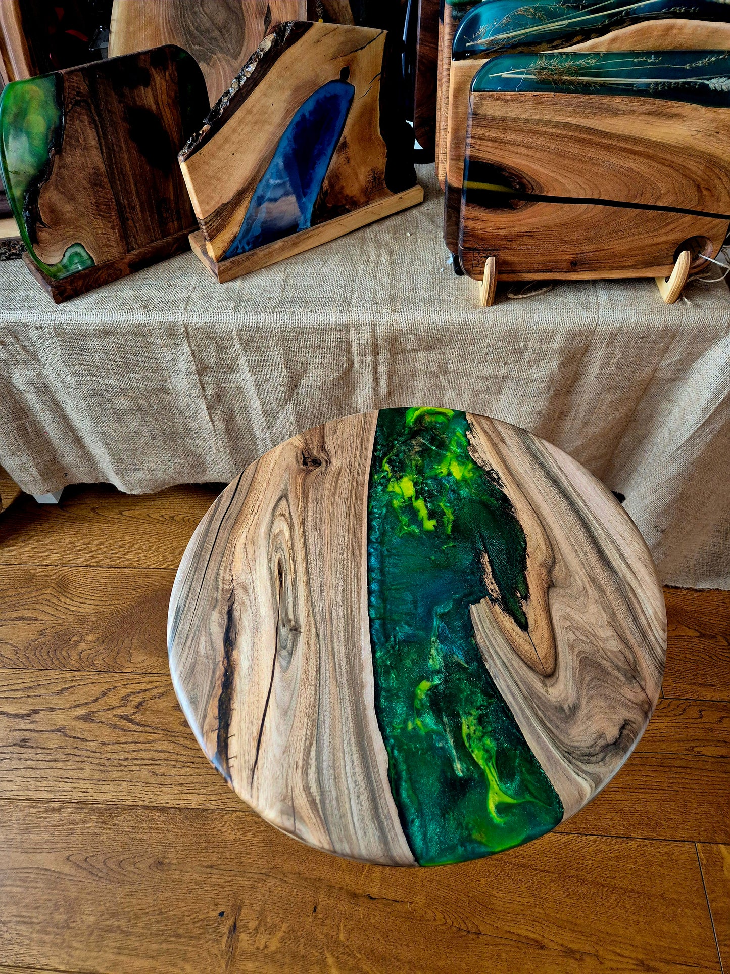 Masuta pentru cafea din lemn de nuc și rasină epoxidică