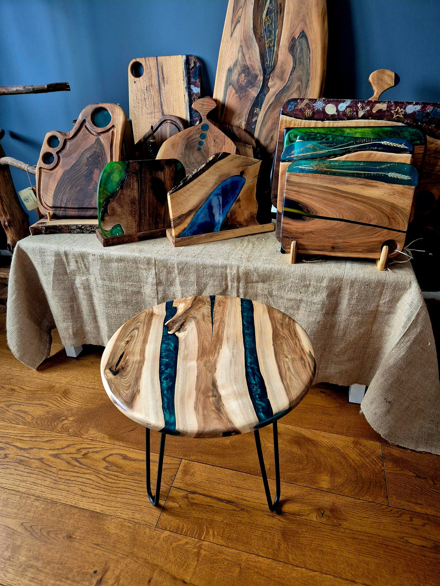 Măsuță pentru cafea din lemn de nuc și rășină epoxidică