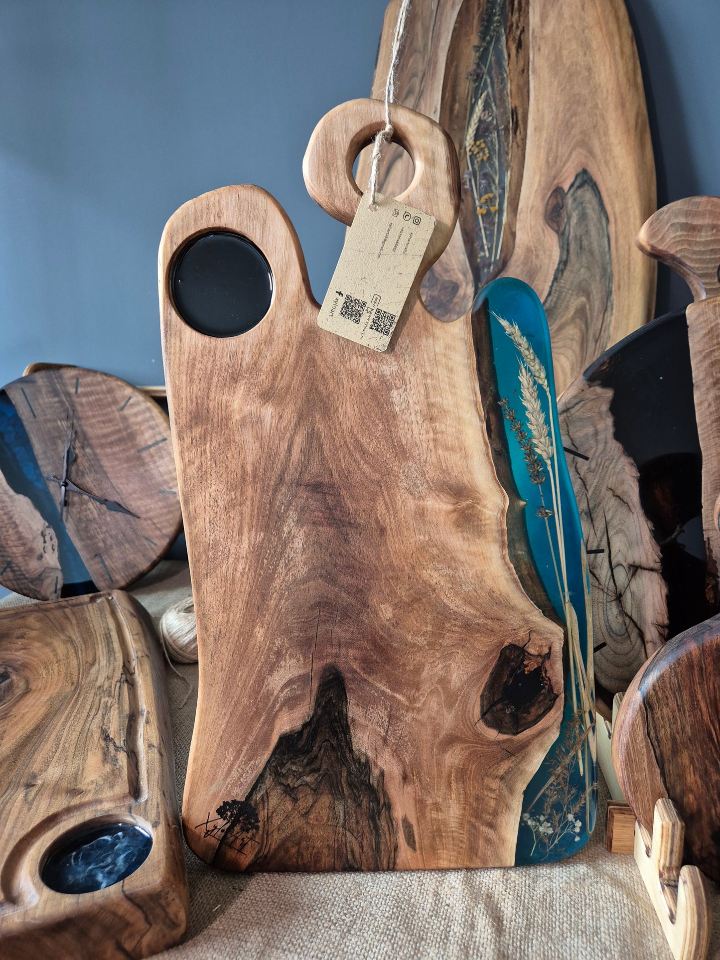 Platou pentru servire din lemn de nuc si rasina epoxidica