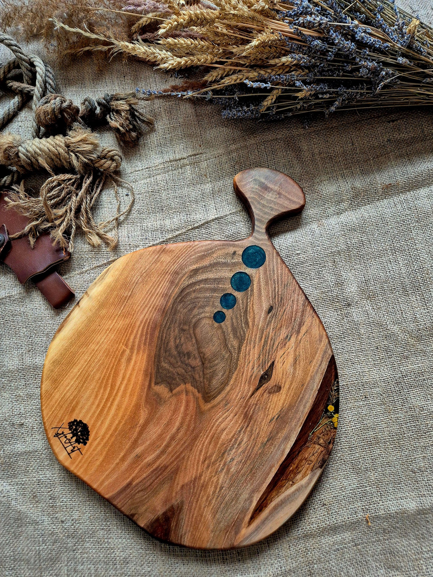 Platou pentru servire din lemn de nuc si rasina epoxidica