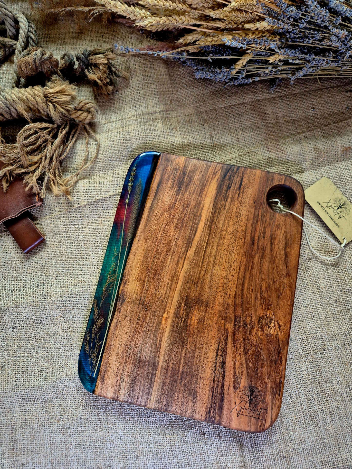 Platou pentru servire din lemn masiv de nuc si rasina epoxidica