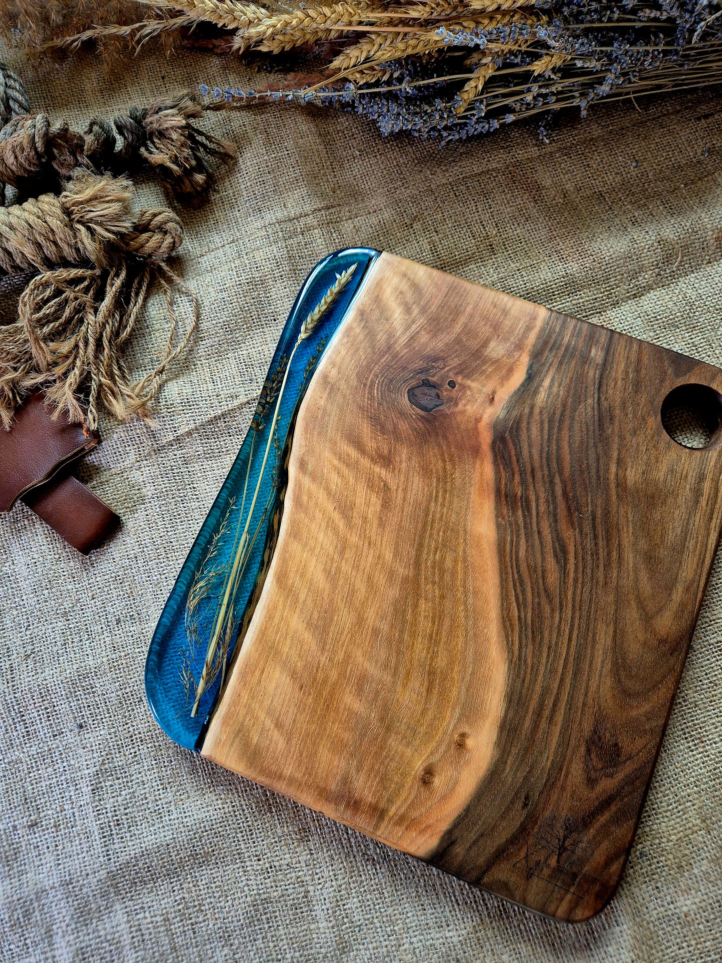 Platou pentru servire din lemn masiv de nuc si rasina epoxidica