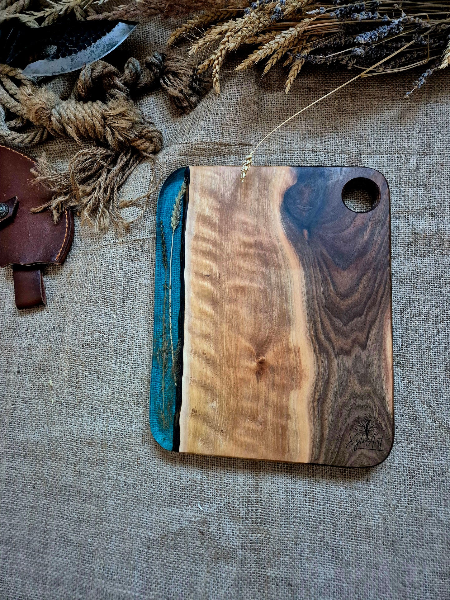 Platou pentru servire din lemn masiv de nuc si rasina epoxidica