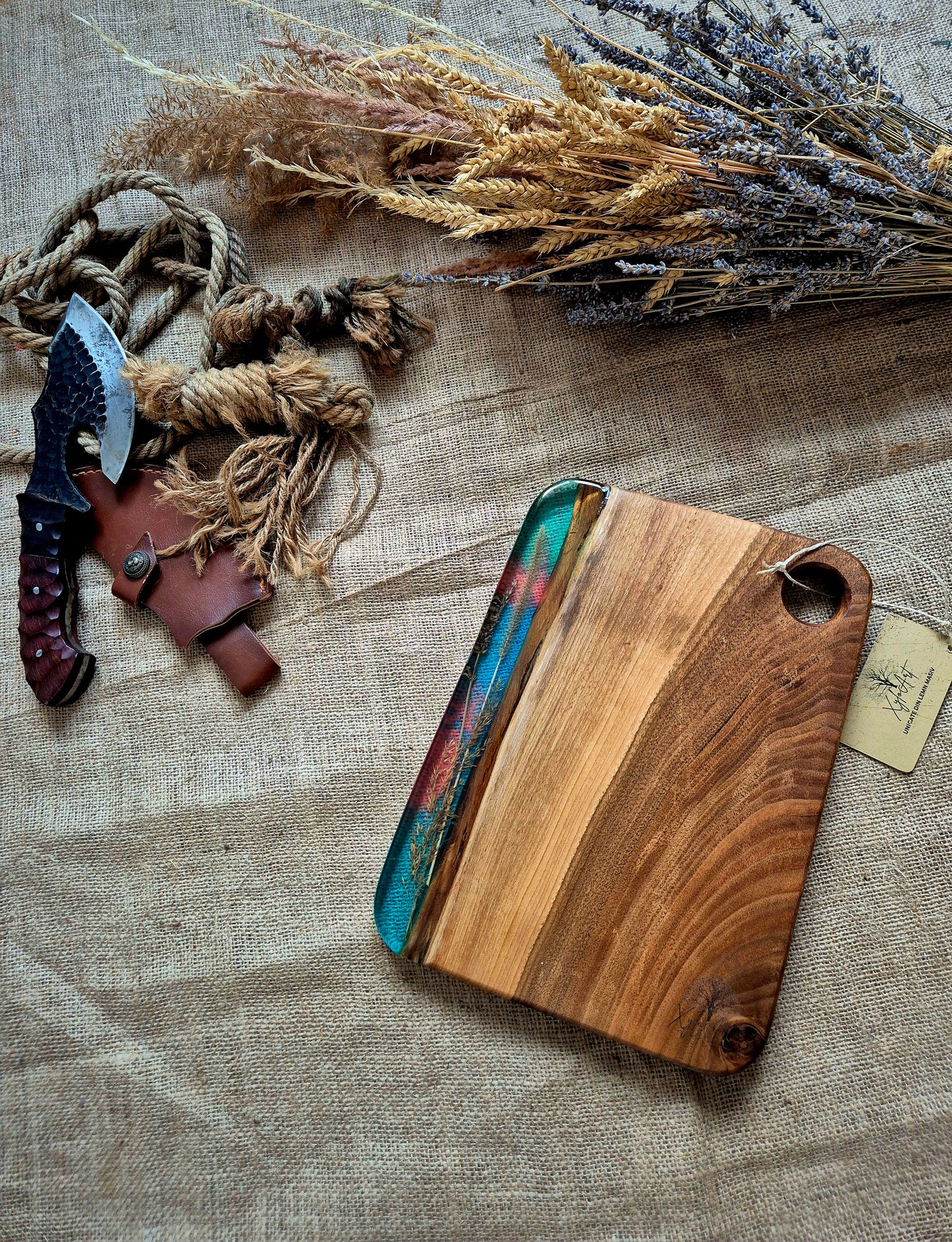 Platou pentru servire din lemn masiv de nuc si rasina epoxidica