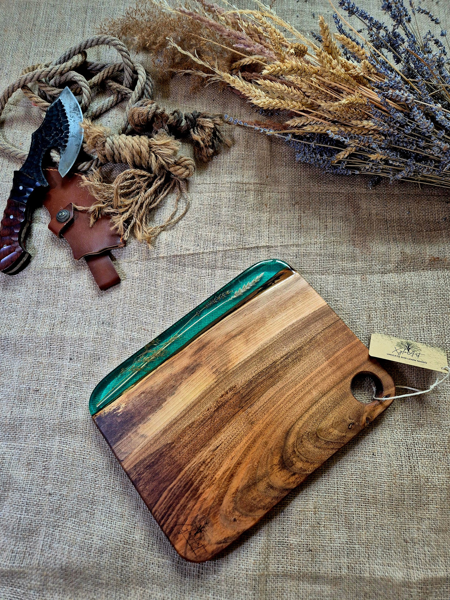 Platou pentru servire din lemn masiv de nuc si rasina epoxidica