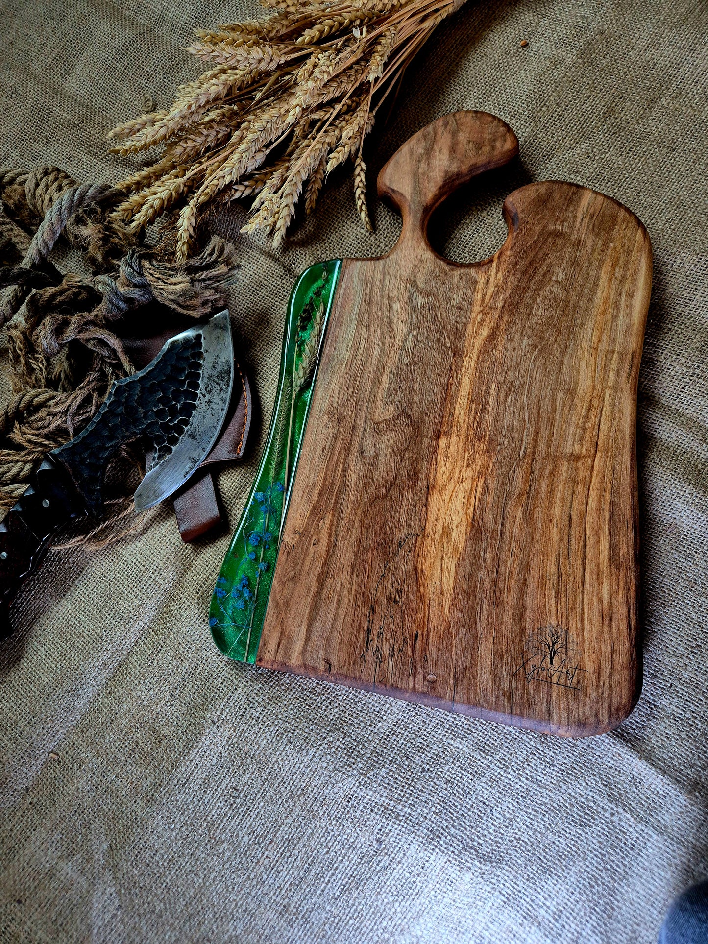 Platou pentru servit din lemn de nuc și rășină epoxidică