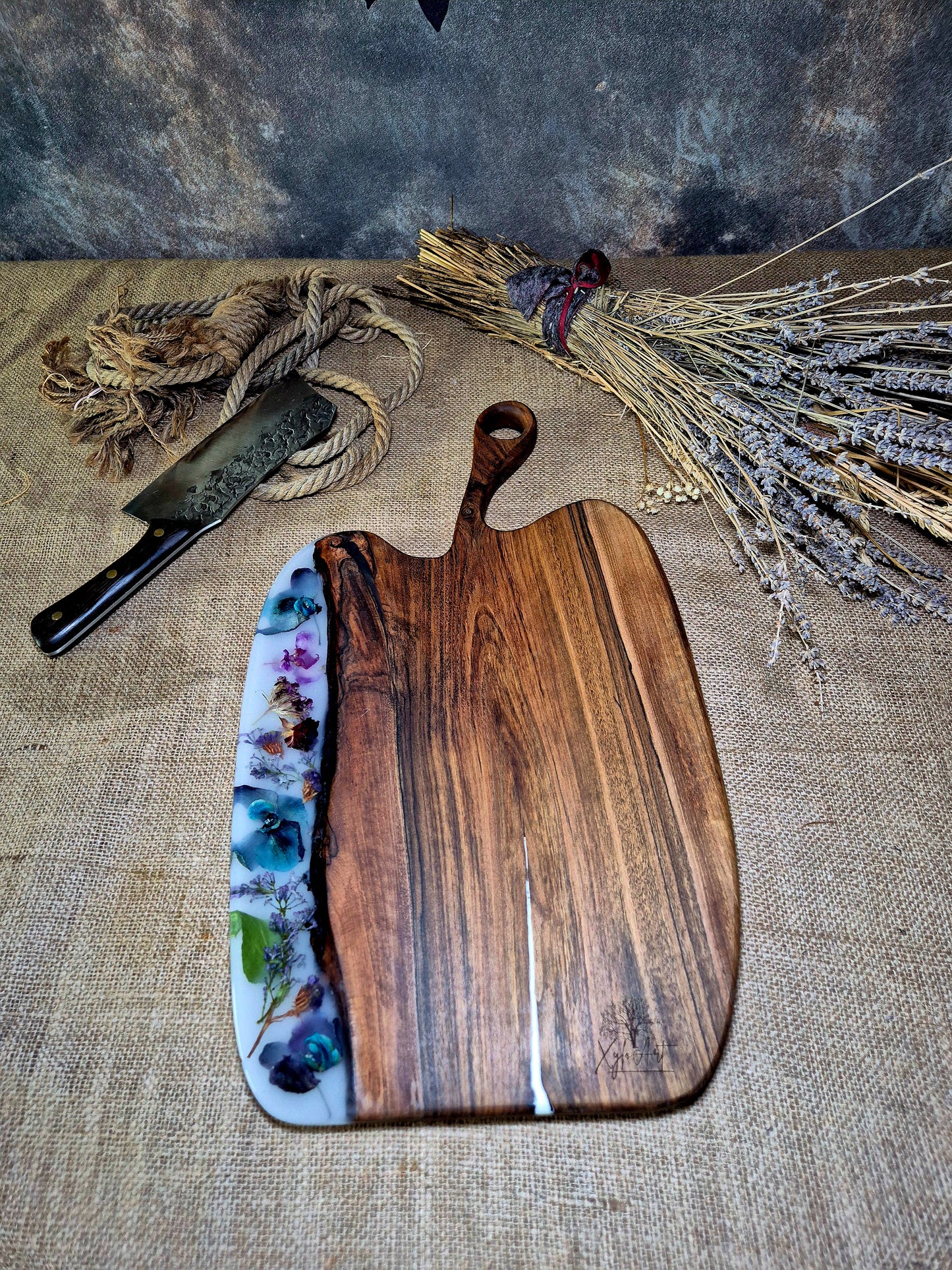 Platou pentru servire din lemn de nuc si rasina epoxidica