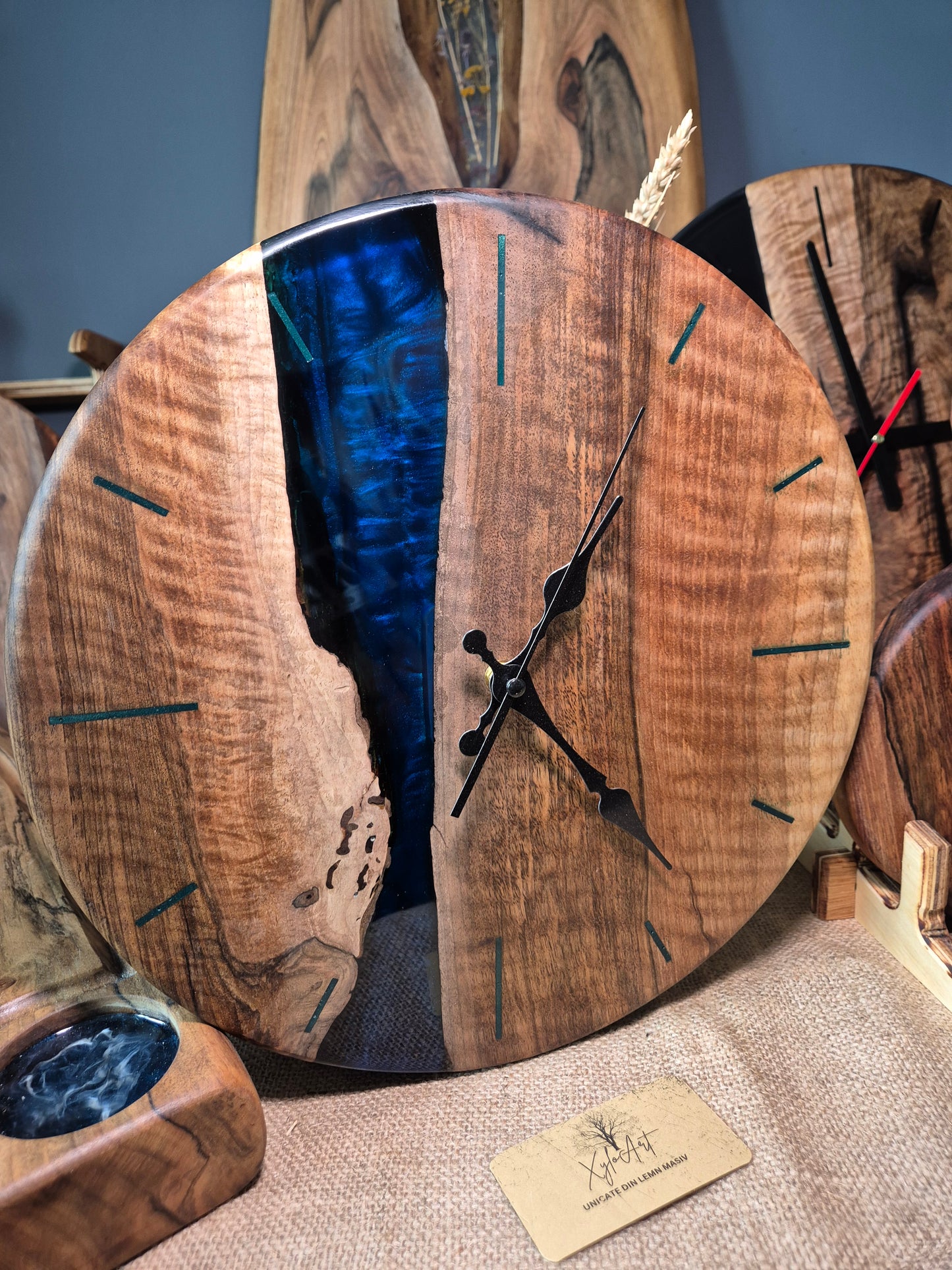 Ceas de perete din lemn de nuc si rășină epoxidica.
