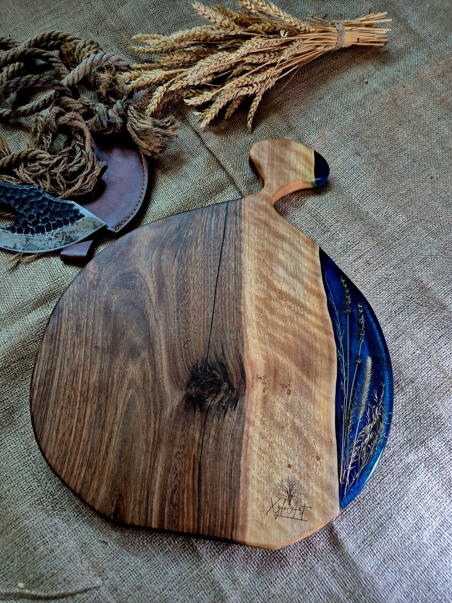 Platou pentru servire din lemn de nuc si rasina epoxidica