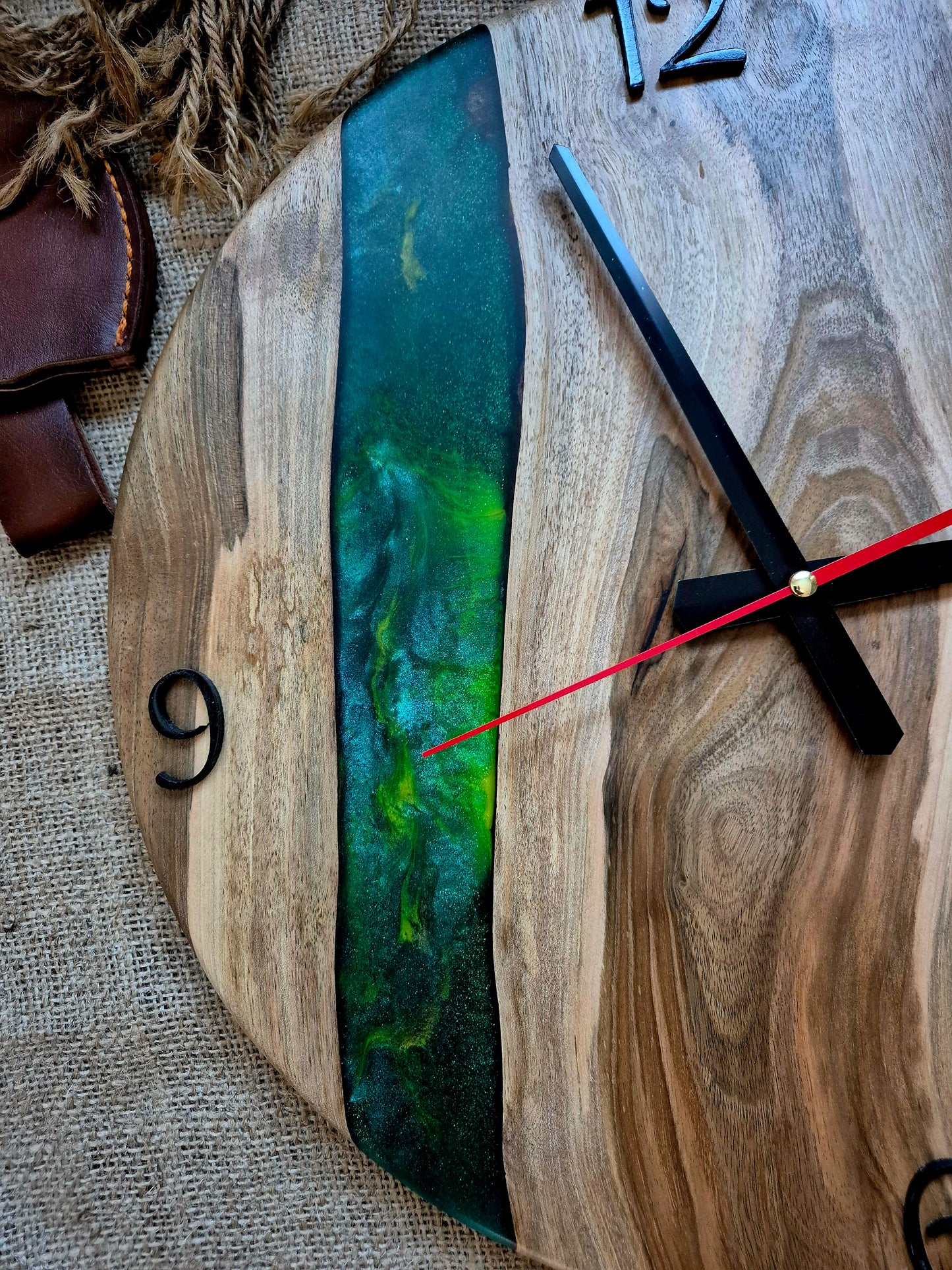 Ceas de perete din lemn de nuc si rășină epoxidica.