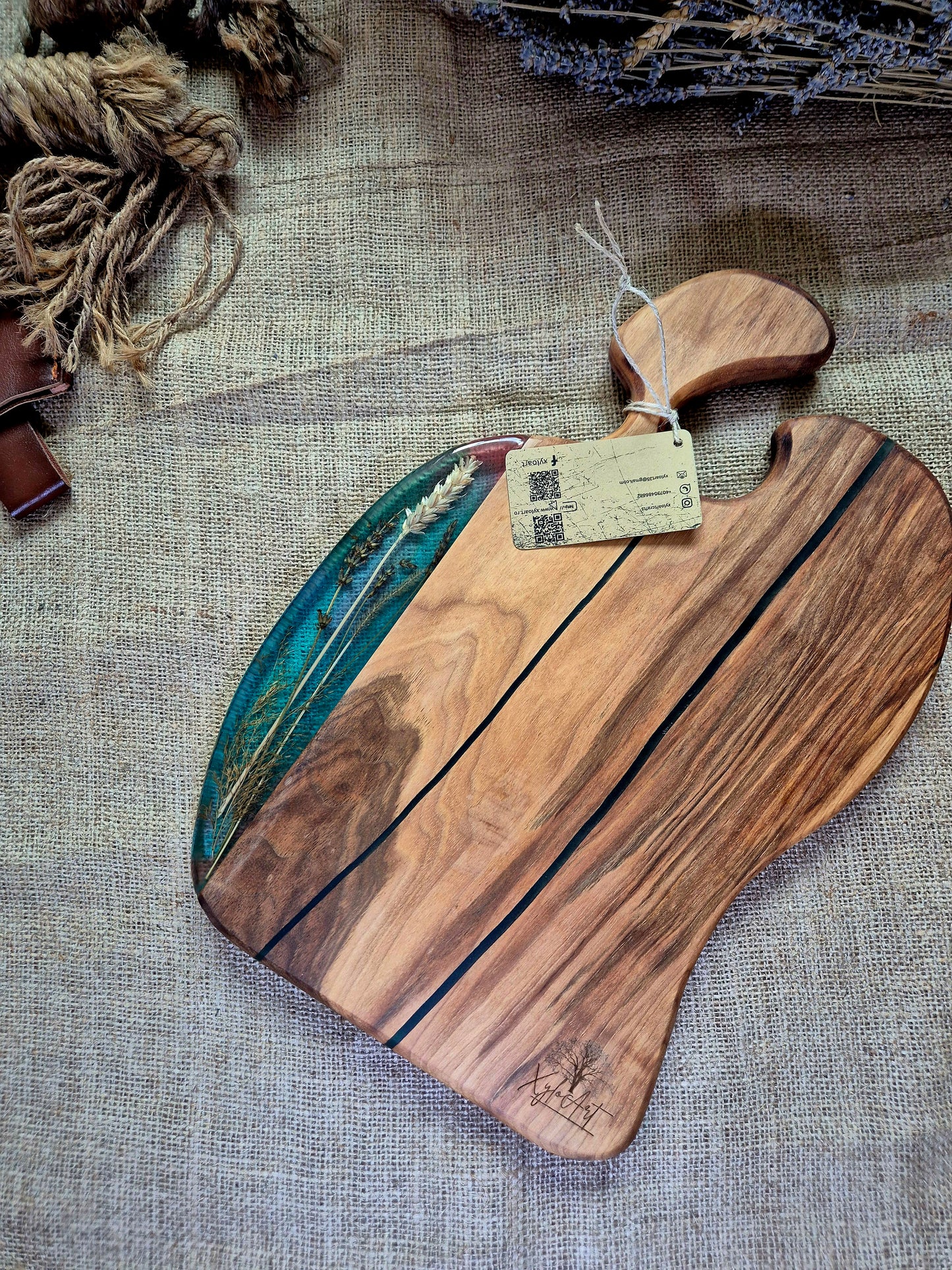 Tocator/Platou pentru servit din lemn masiv de nuc si rășină epoxidică