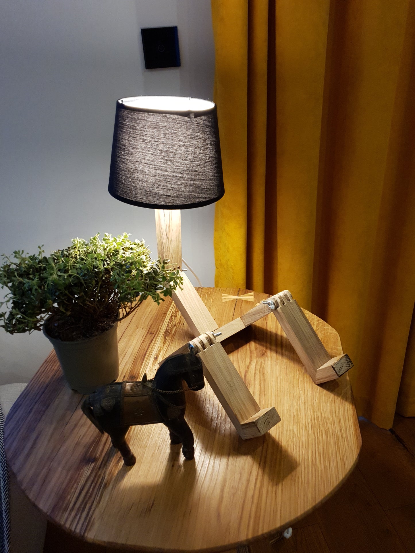 Veioza robotel din lemn masiv de stejar