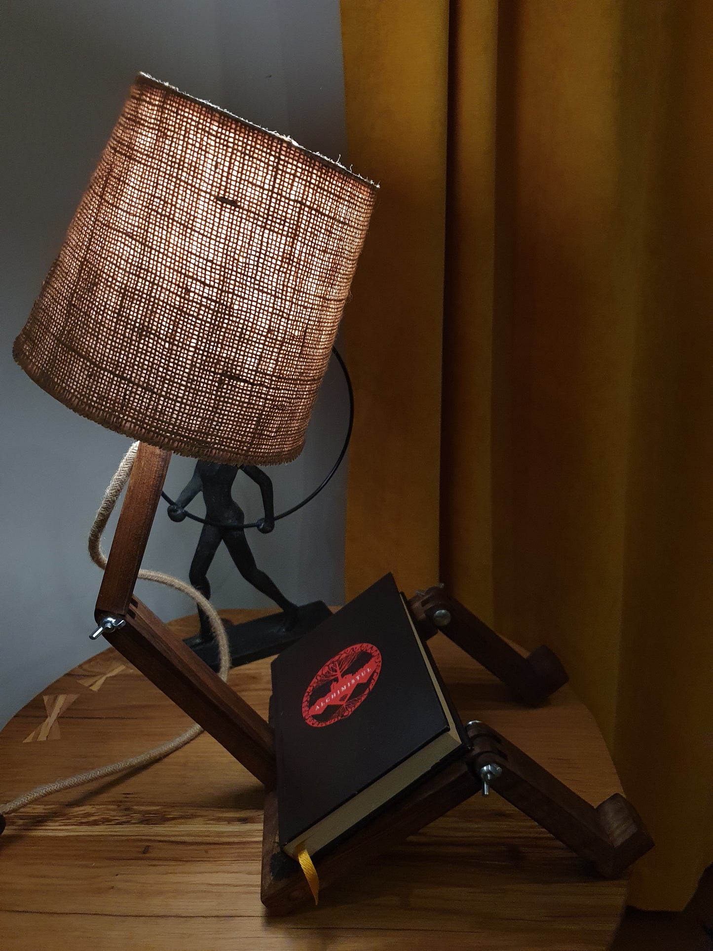 Veioza robotel din lemn masiv de nuc