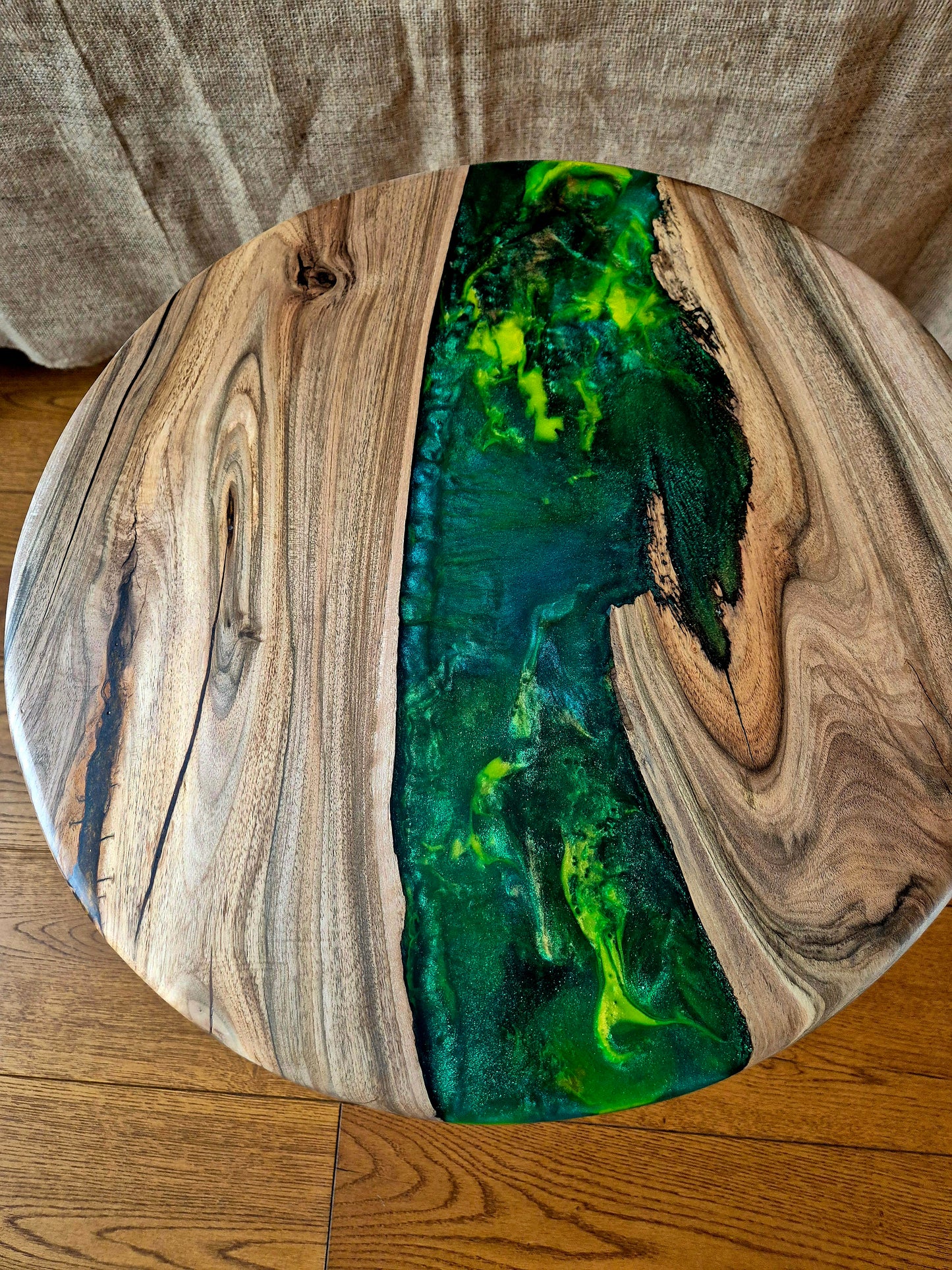 Masuta pentru cafea din lemn de nuc și rasină epoxidică