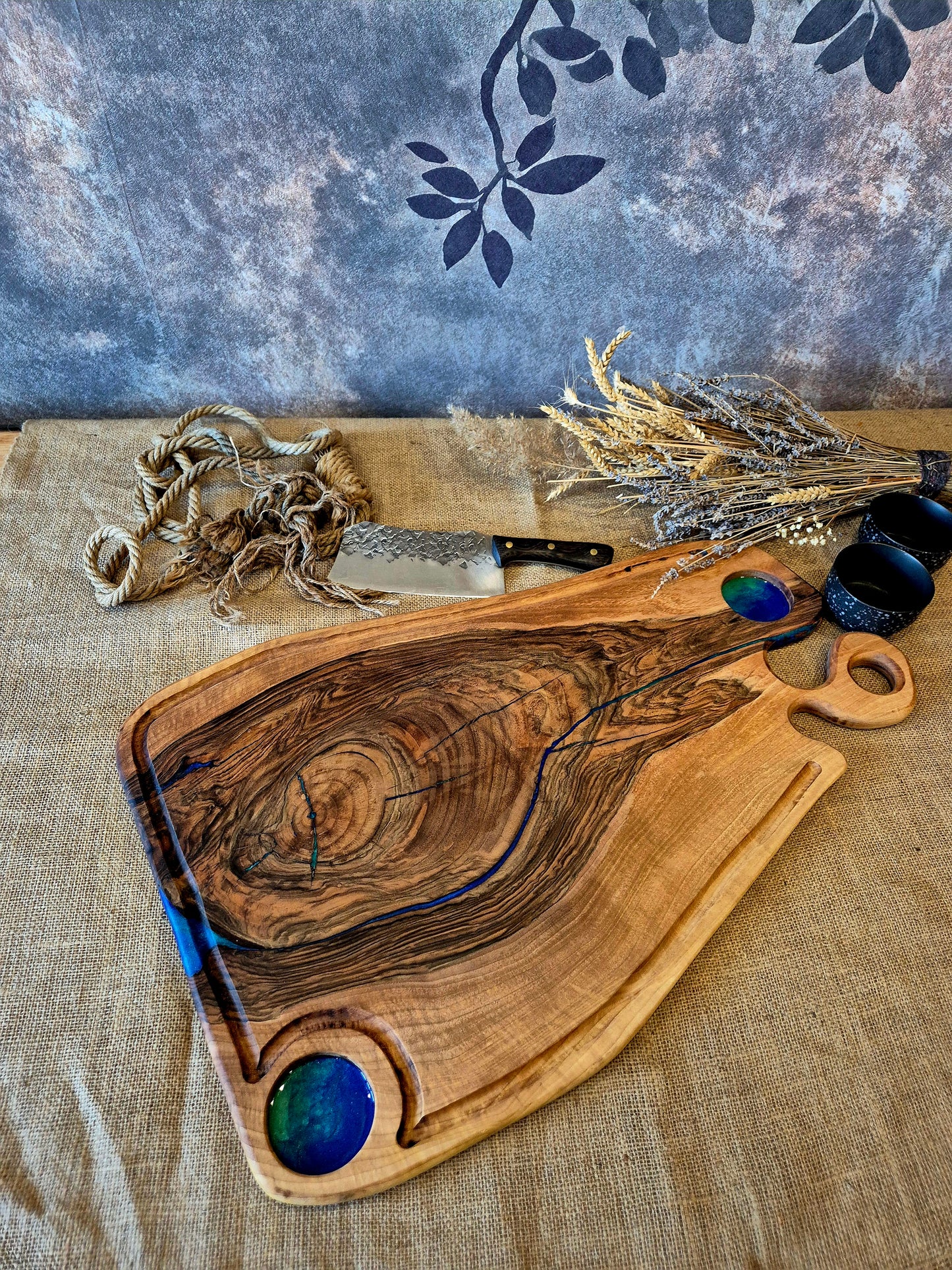 Platou pentru servit din lemn de nuc cu frezare pentru două sosiere și cu inserții de rășină epoxidică