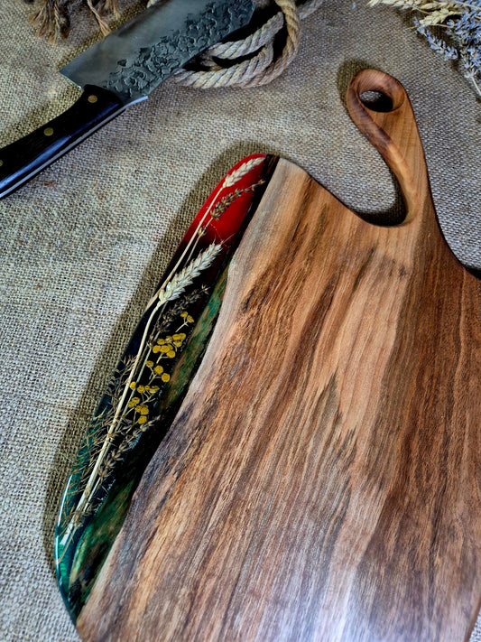 Platou pentru servire din lemn de nuc si rasina epoxidica