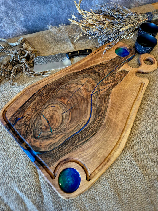 Platou pentru servit din lemn de nuc cu frezare pentru două sosiere și cu inserții de rășină epoxidică