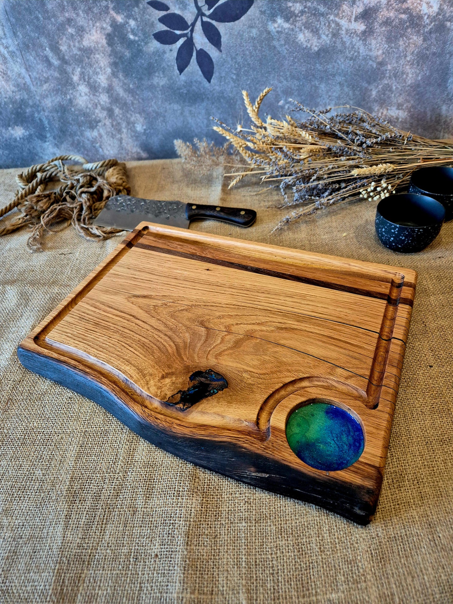 Tocator/platou pentru servire unicat din lemn masiv de stejar cu frezare pentru o sosiera și inserții de rasină epoxidică