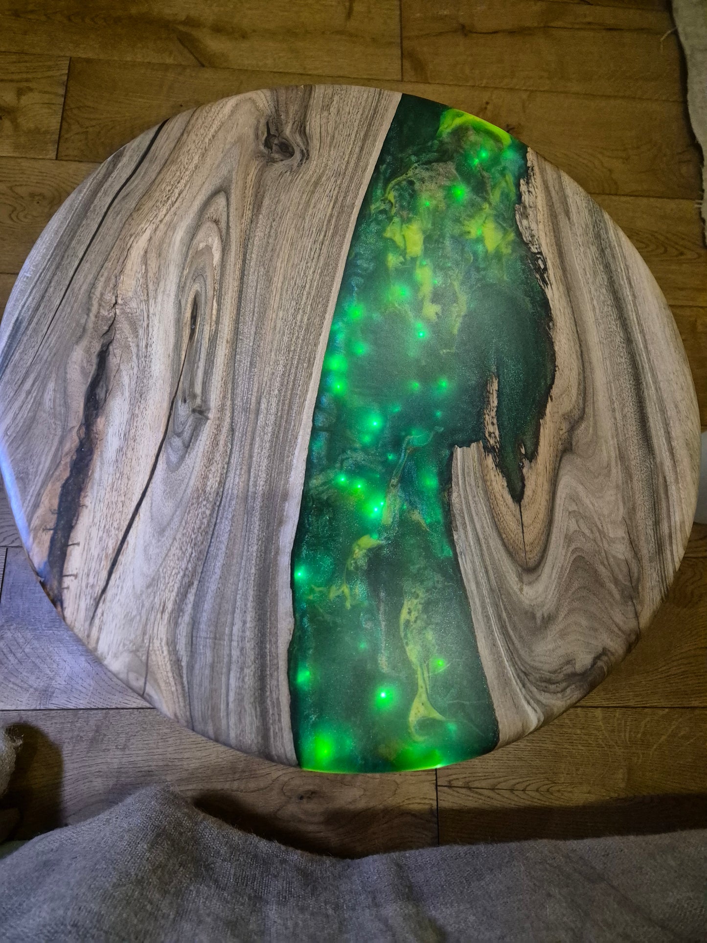 Masuta pentru cafea din lemn de nuc și rasină epoxidică