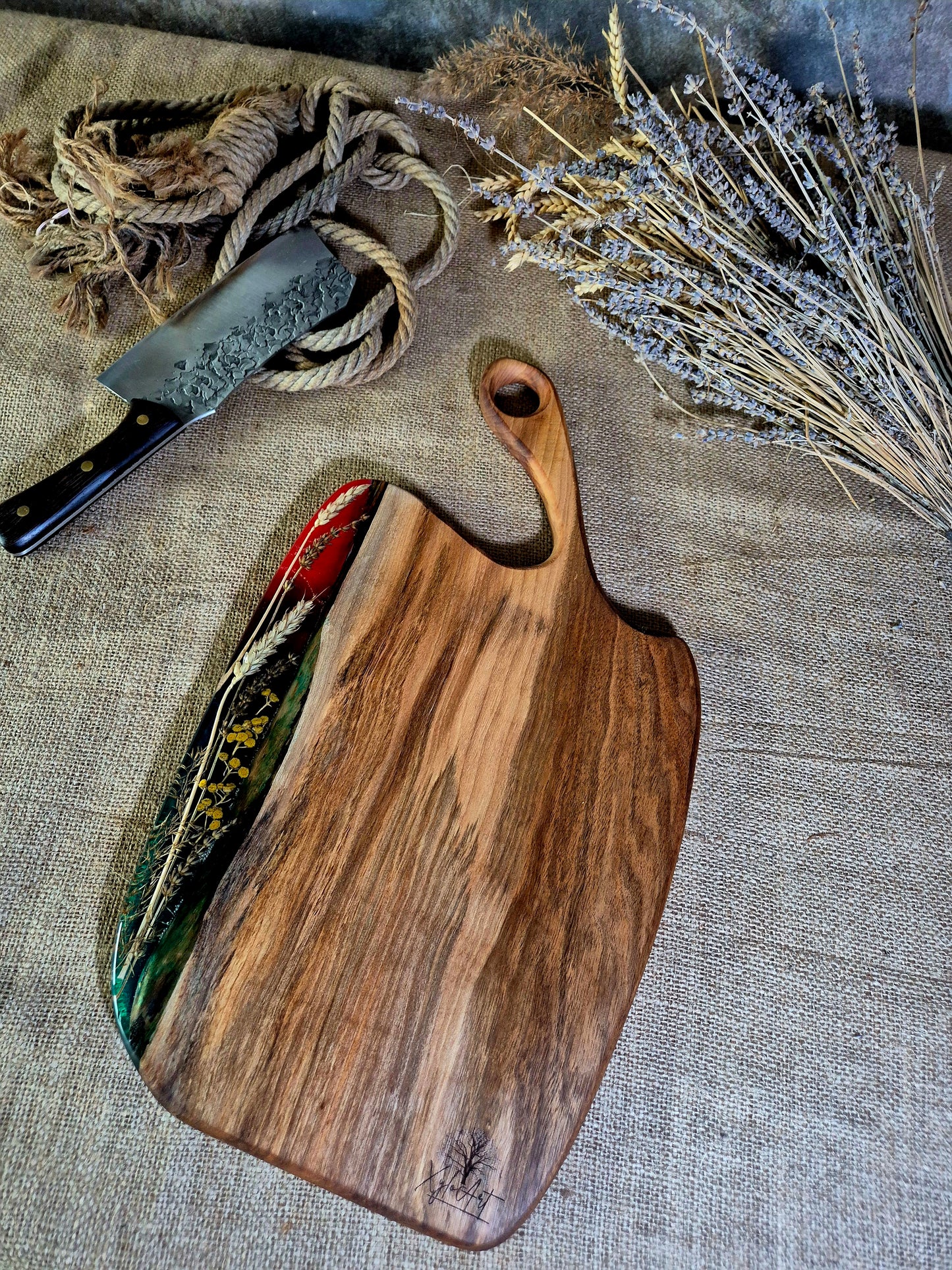 Platou pentru servire din lemn de nuc si rasina epoxidica