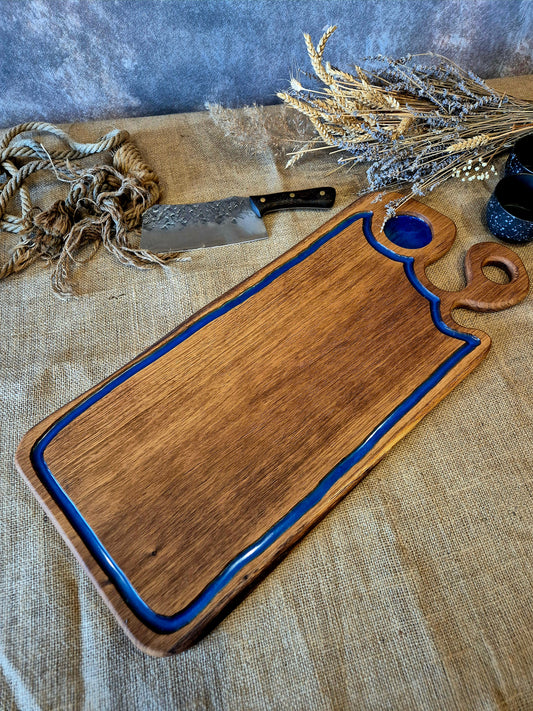 Platou pentru servire din lemn de stejar cu frezare pentru o sosieră si cu inserții de rasină epoxidică