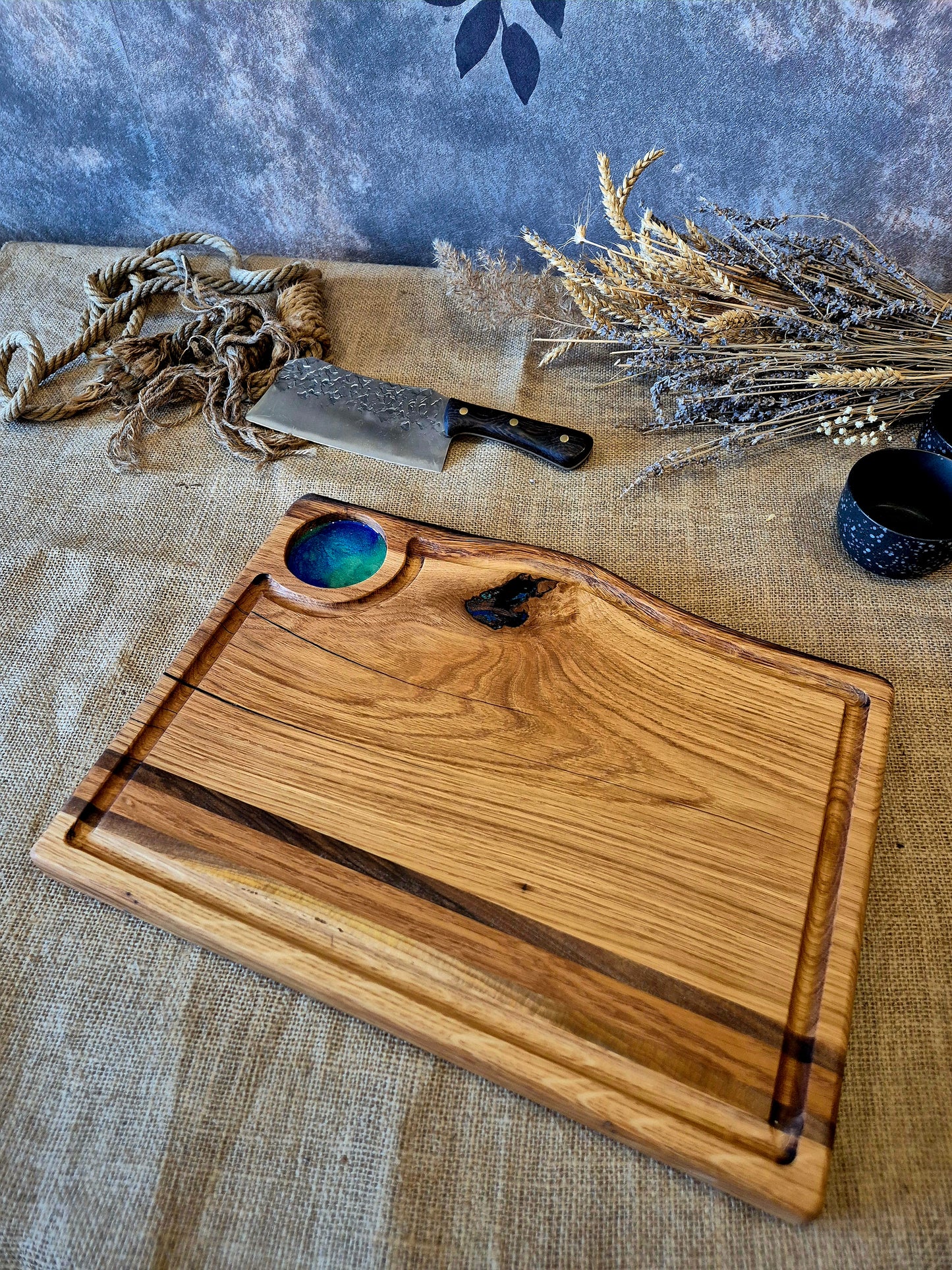 Tocator/platou pentru servire unicat din lemn masiv de stejar cu frezare pentru o sosiera și inserții de rasină epoxidică