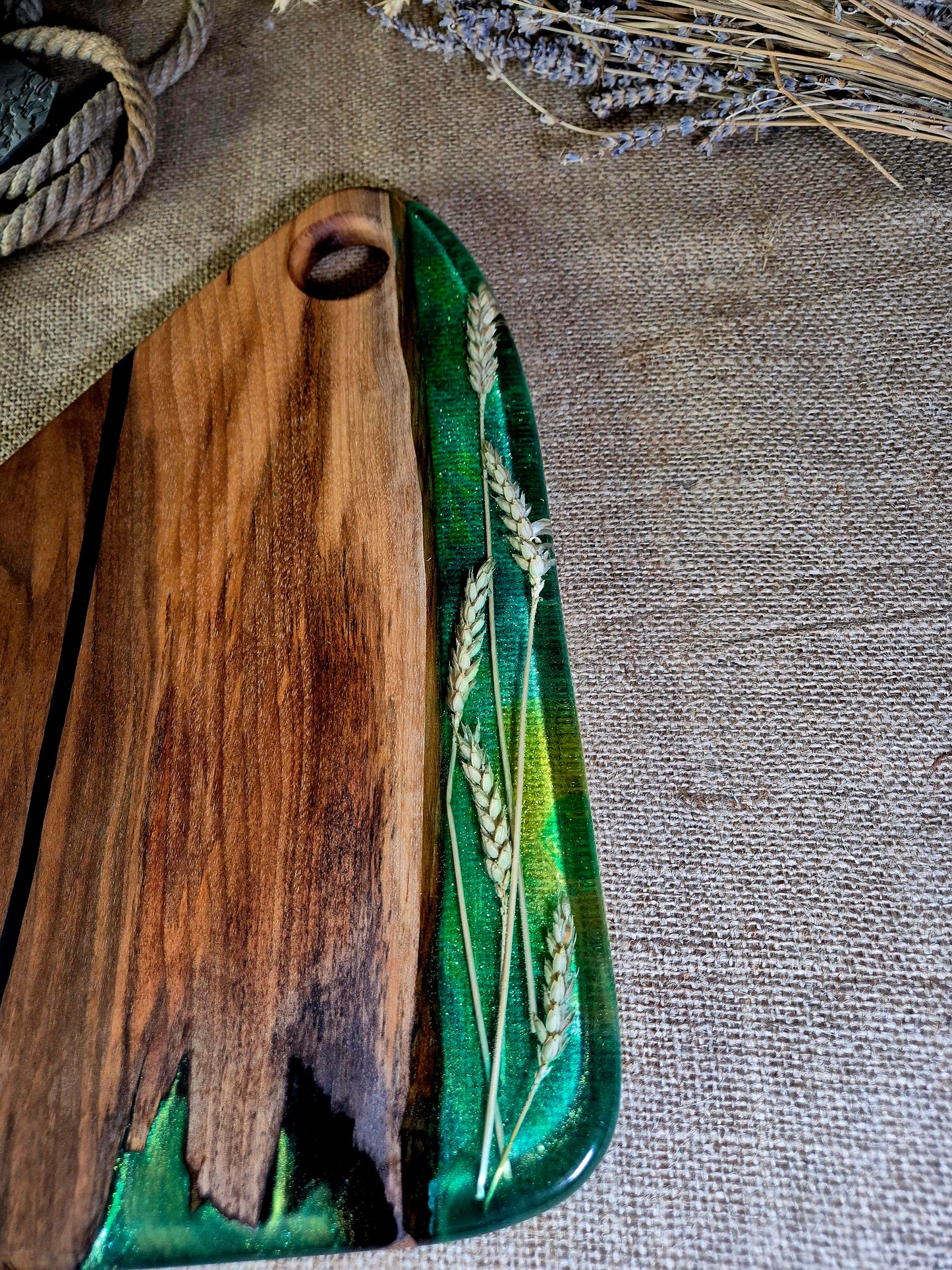 Platou pentru servire din lemn masiv de nuc si rasina epoxidica