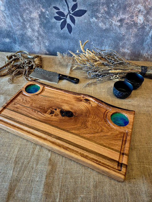 Tocator/Platou pentru servit din lemn masiv de stejar cu frezare pentru sosiere si cu inserții de rășină epoxidica