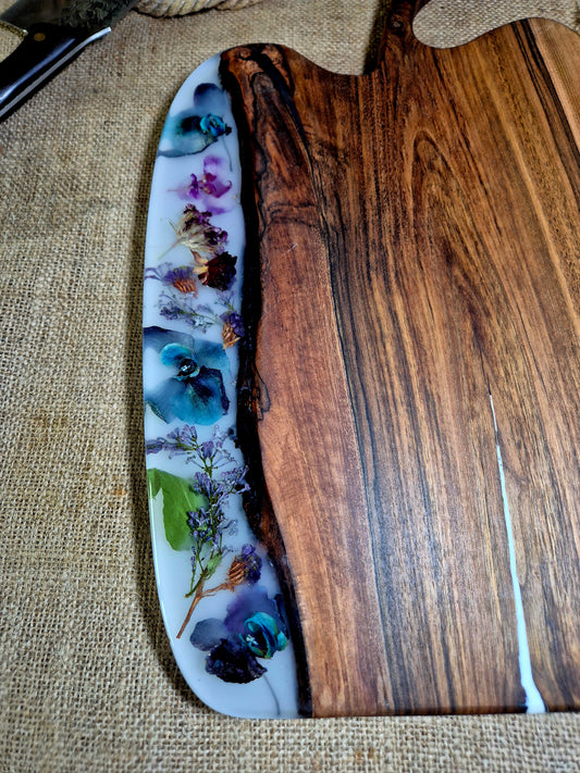 Platou pentru servire din lemn de nuc si rasina epoxidica