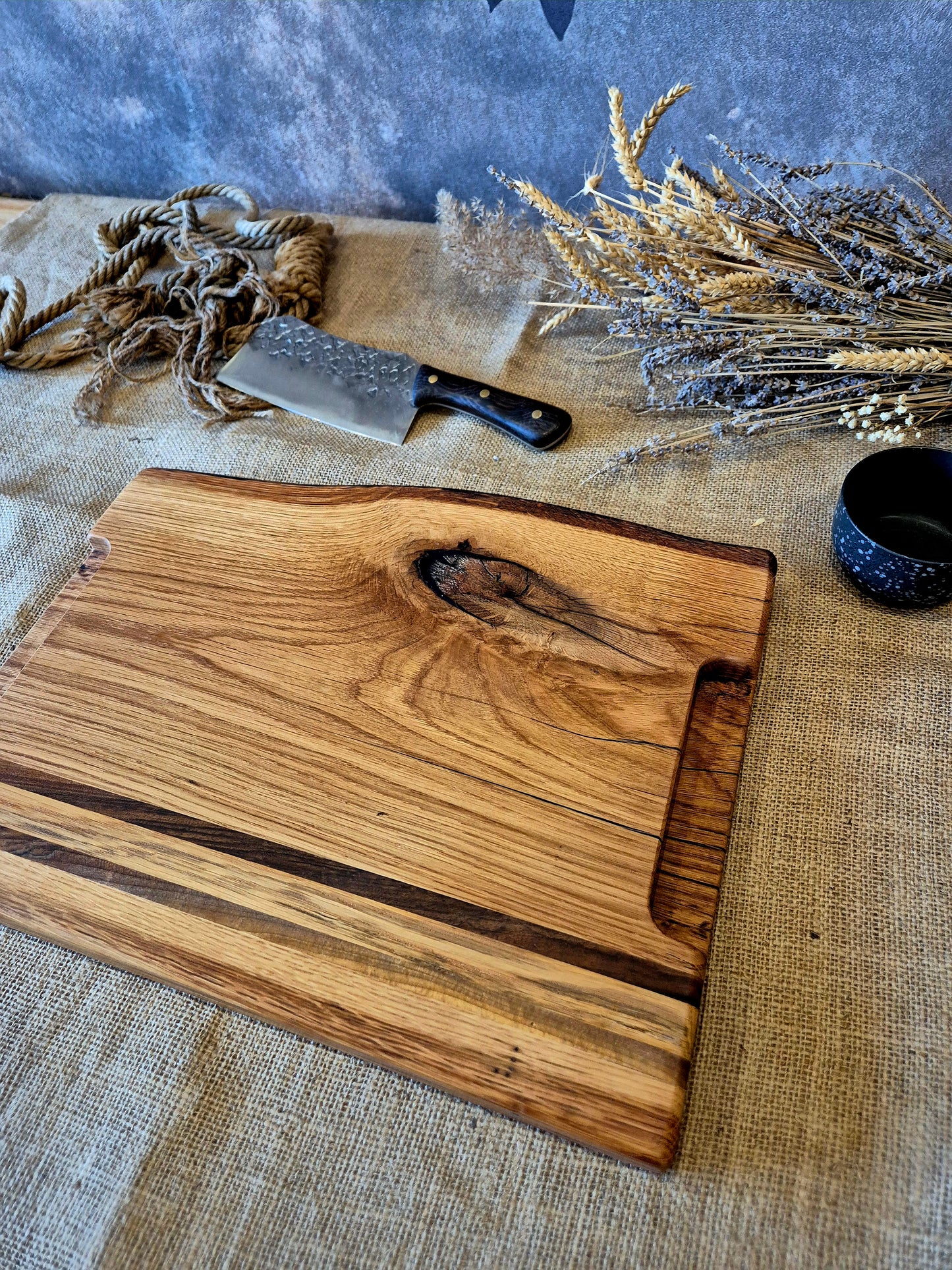 Tocator/platou pentru servire unicat din lemn masiv de stejar cu frezare pentru o sosiera și inserții de rasină epoxidică