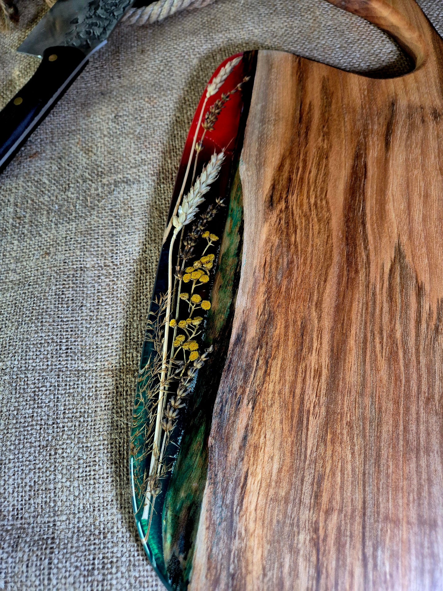 Platou pentru servire din lemn de nuc si rasina epoxidica