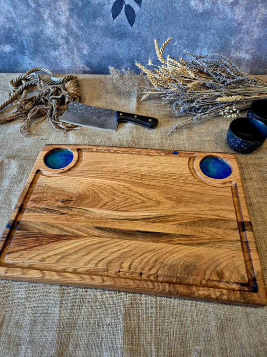 Tocator/platou servire din lemn de stejar cu frezare pentru două sosiere si cu inserții de rășină epoxidică