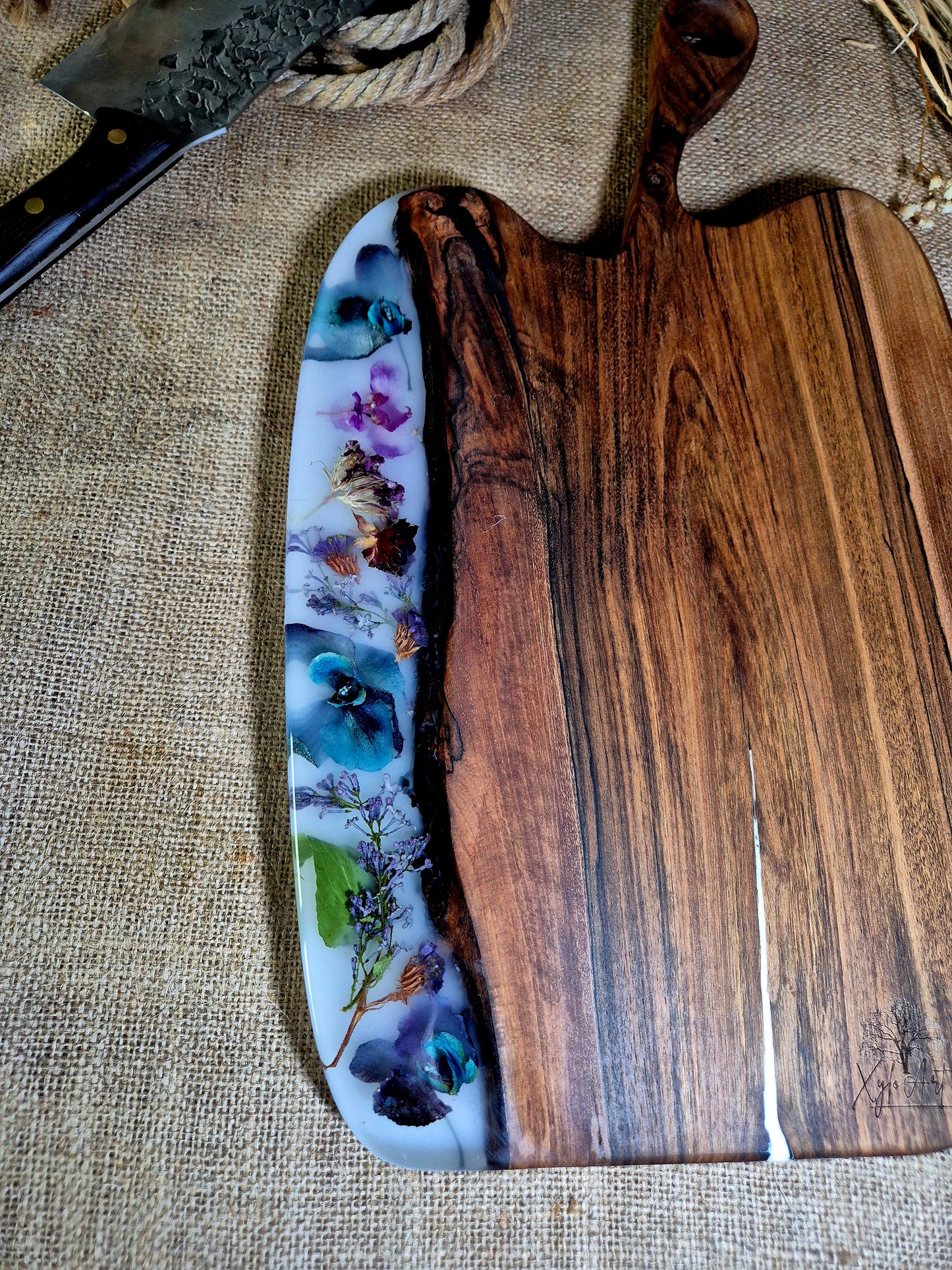 Platou pentru servire din lemn de nuc si rasina epoxidica