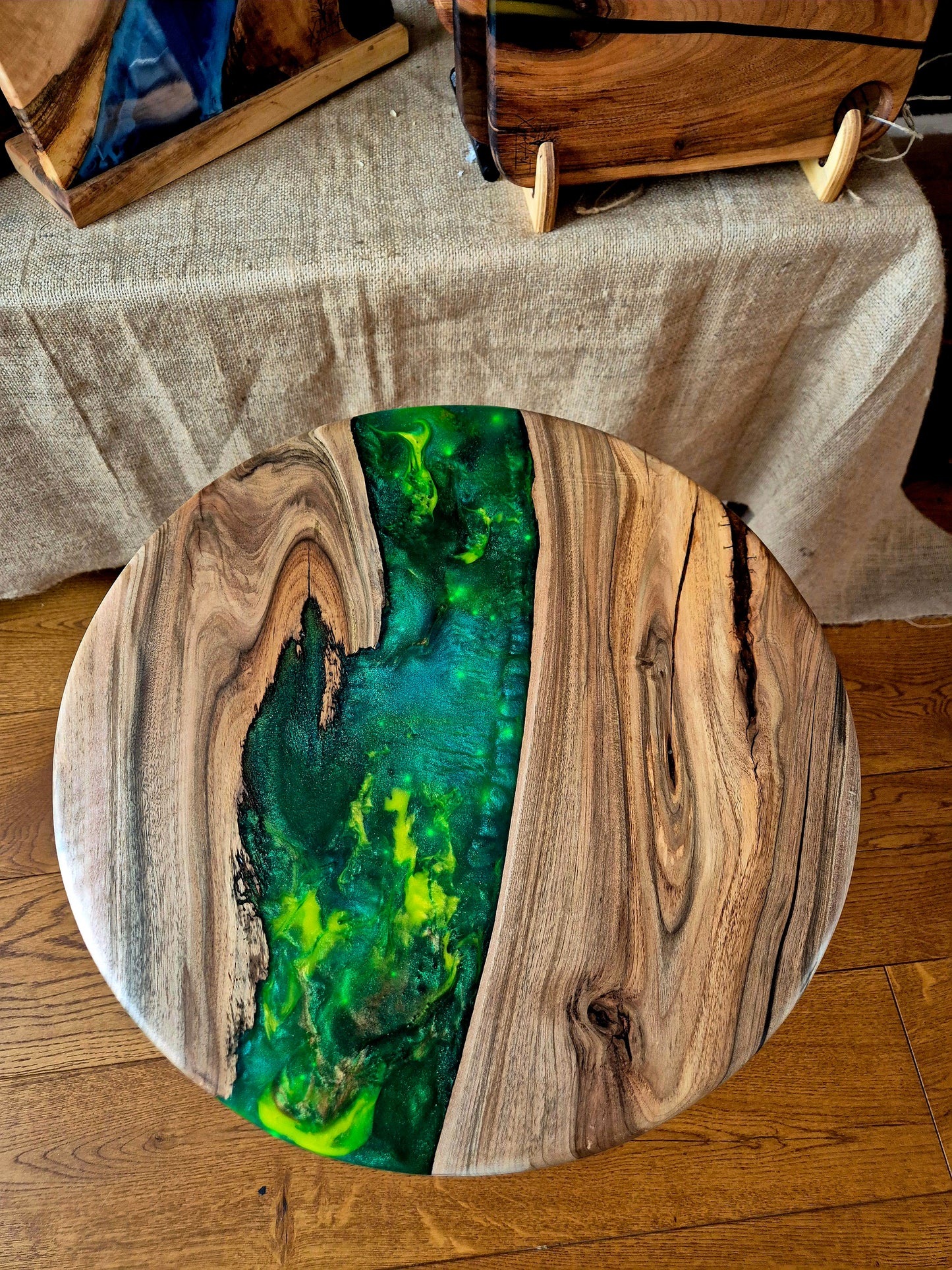 Masuta pentru cafea din lemn de nuc și rasină epoxidică