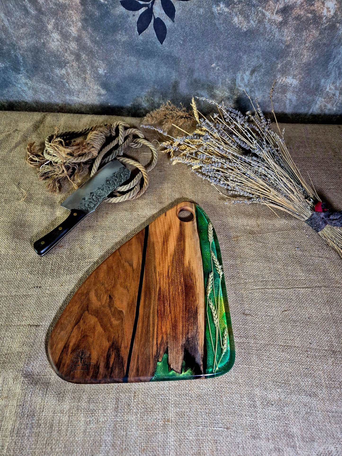 Platou pentru servire din lemn masiv de nuc si rasina epoxidica