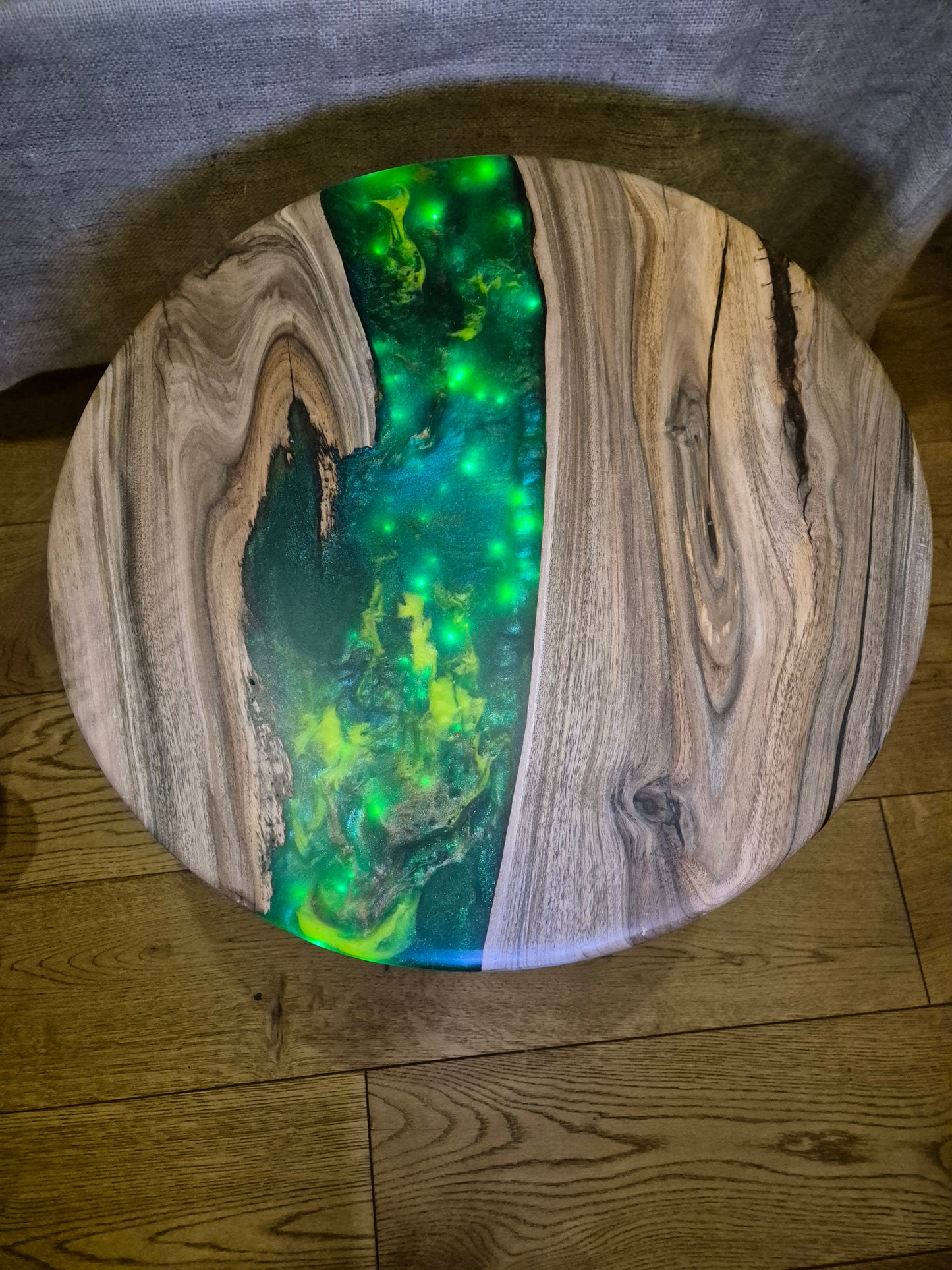 Masuta pentru cafea din lemn de nuc și rasină epoxidică