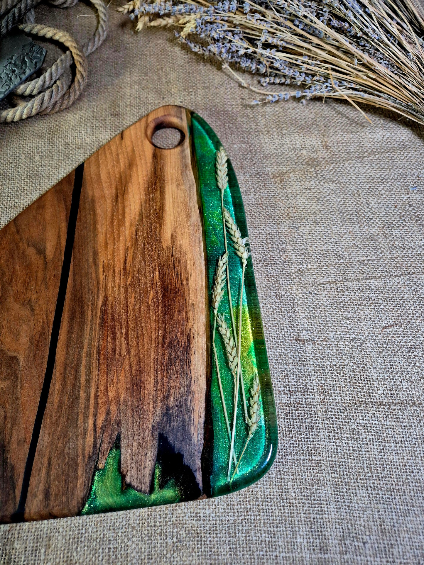 Platou pentru servire din lemn masiv de nuc si rasina epoxidica