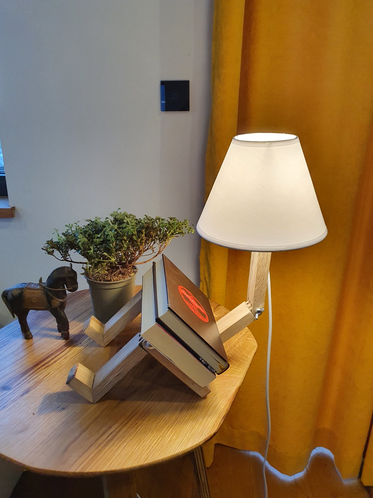 Veioza robotel din lemn masiv de stejar
